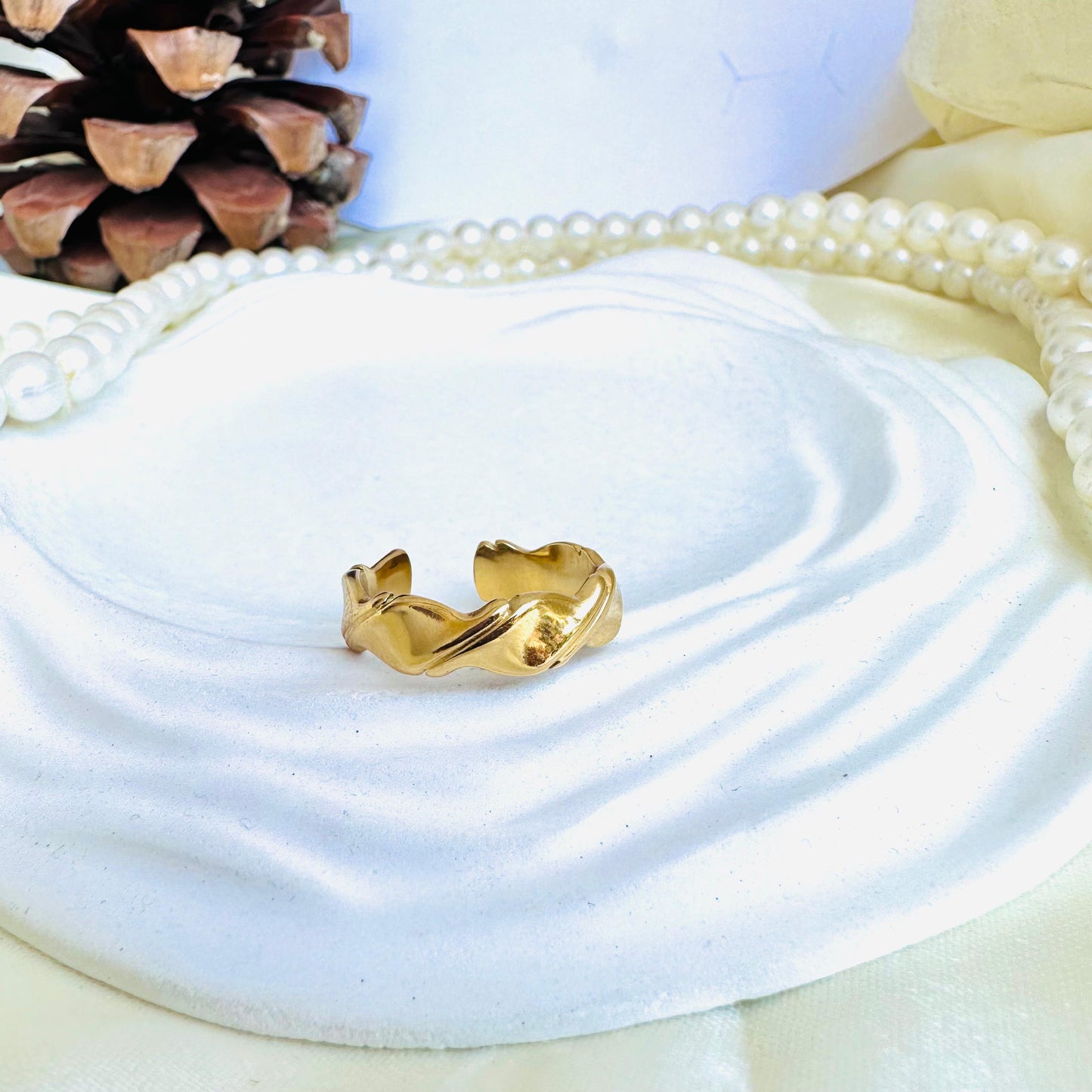Glitz 18K Twirled Ring •