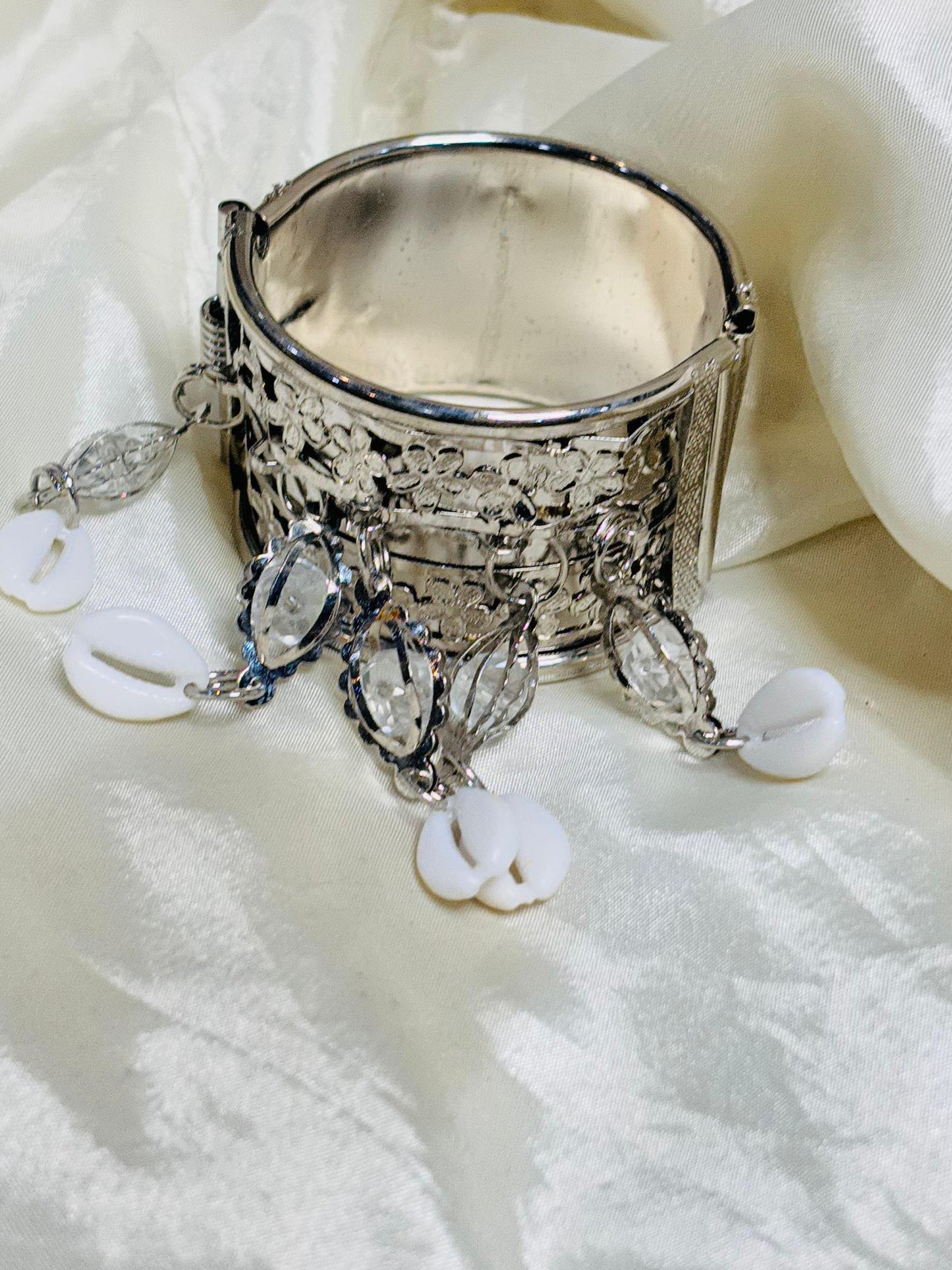 Dual Side Rhinestone Cowry Drops Openable Bracelet