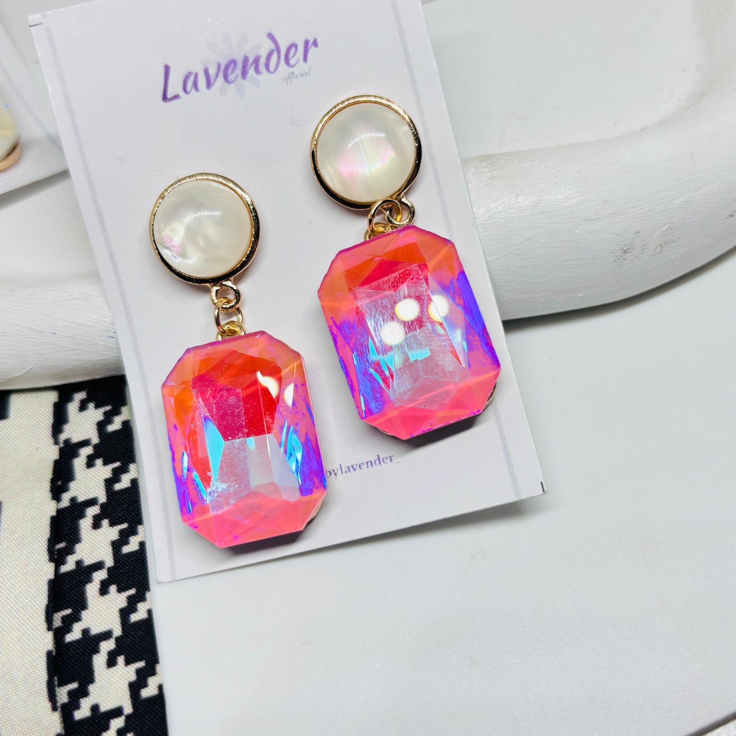 Holographic Danglers