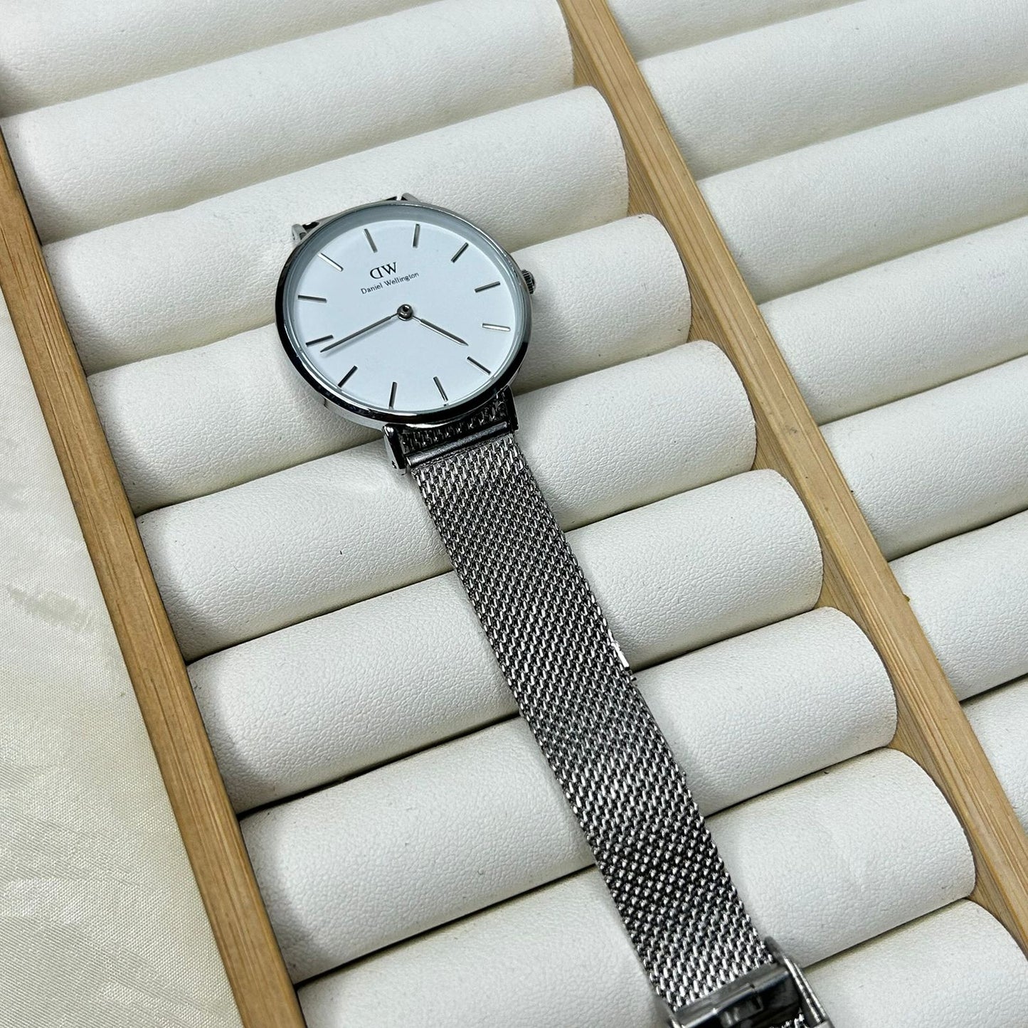 DW 28 mm Round Watch 02