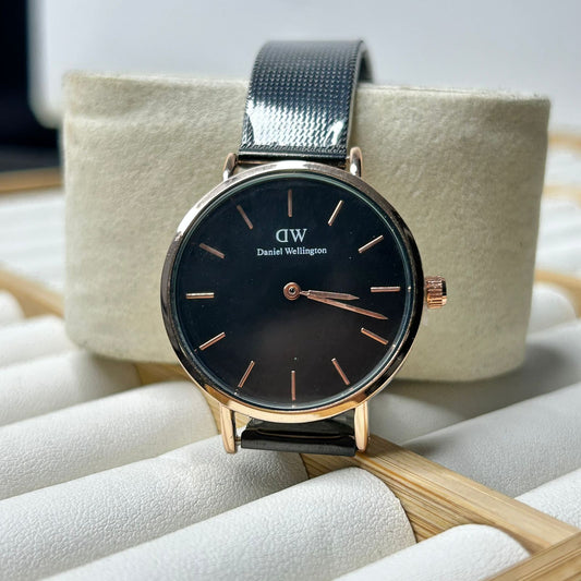 DW 28 mm Round Watch 03