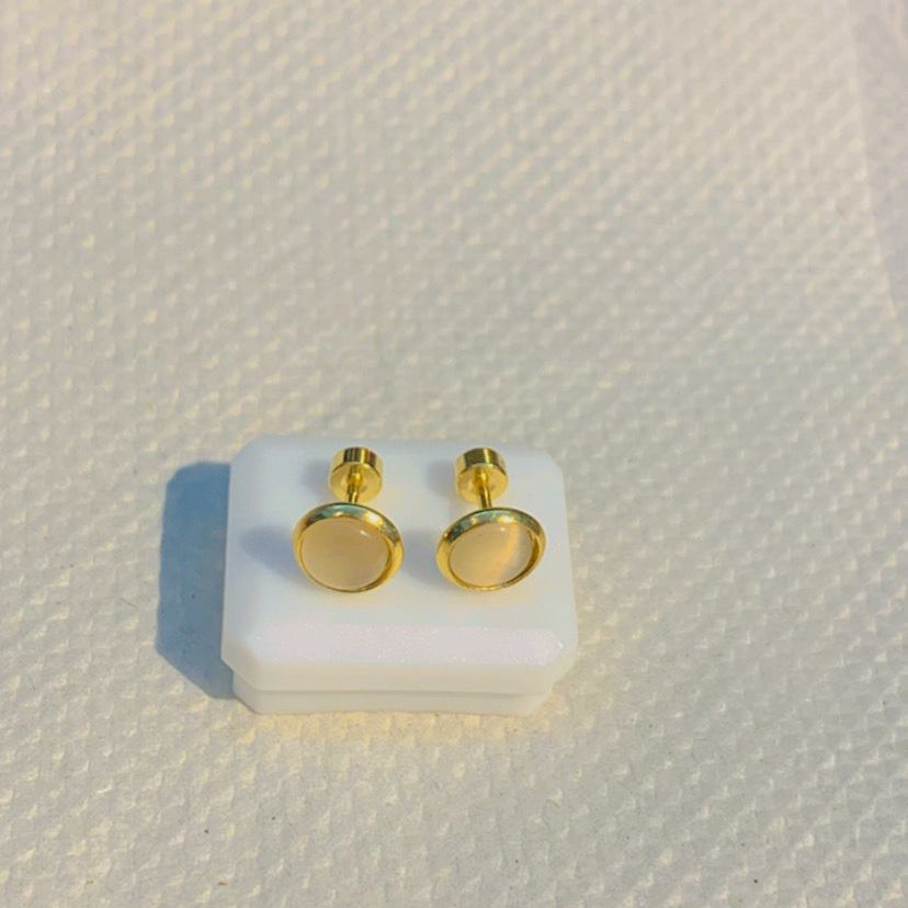 Pearl Coing Flat Back Studs