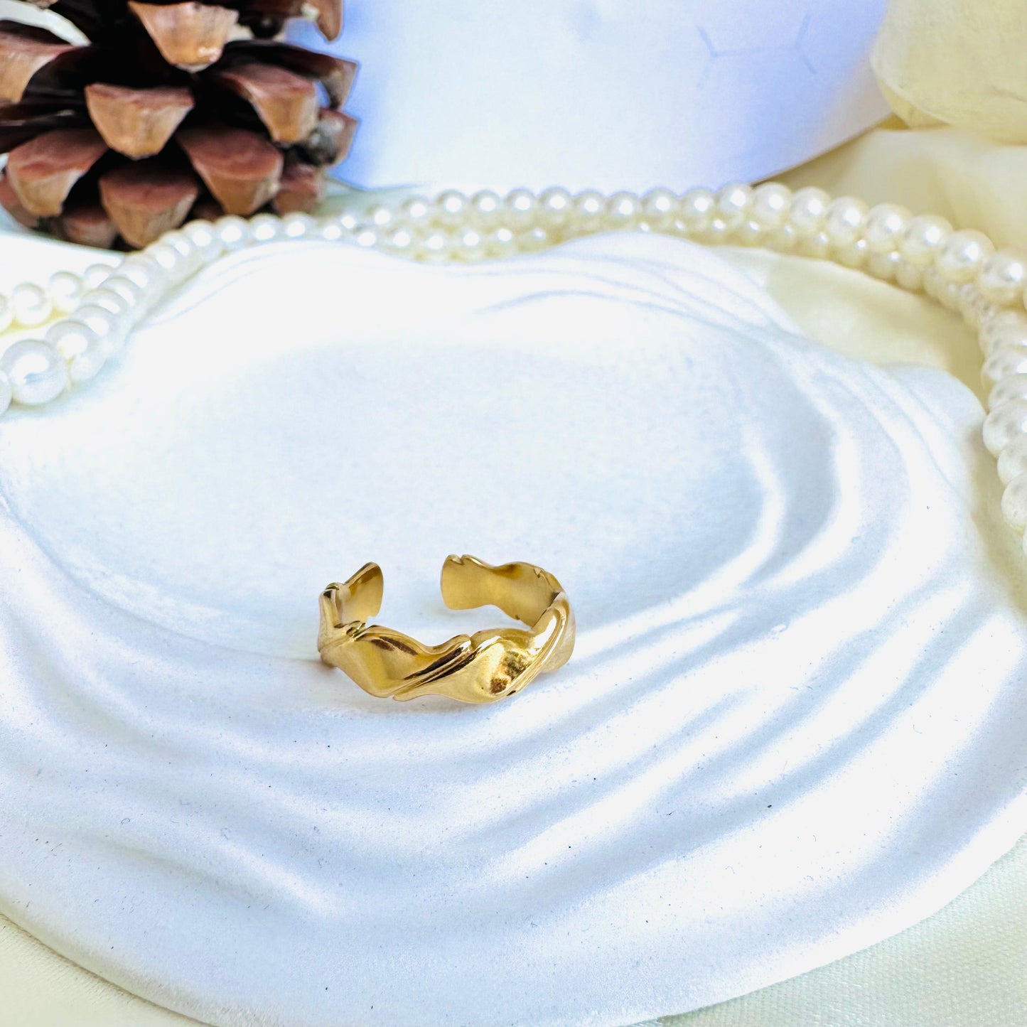 Glitz 18K Twirled Ring •