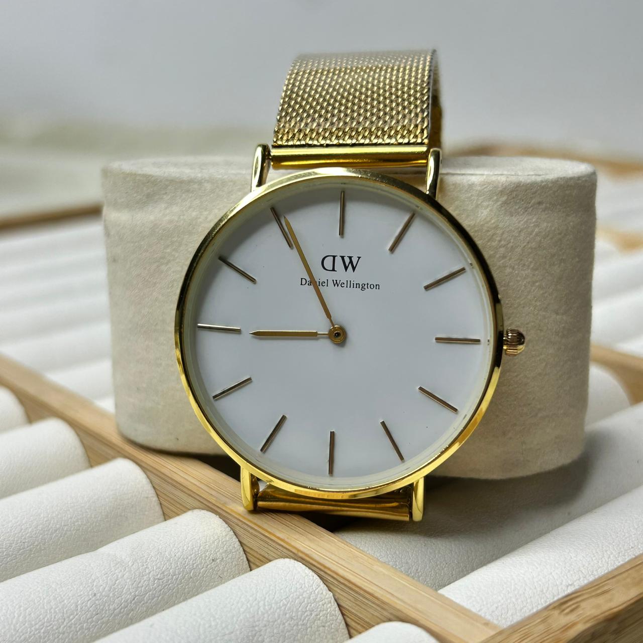 DW 32 mm Round Watch 03