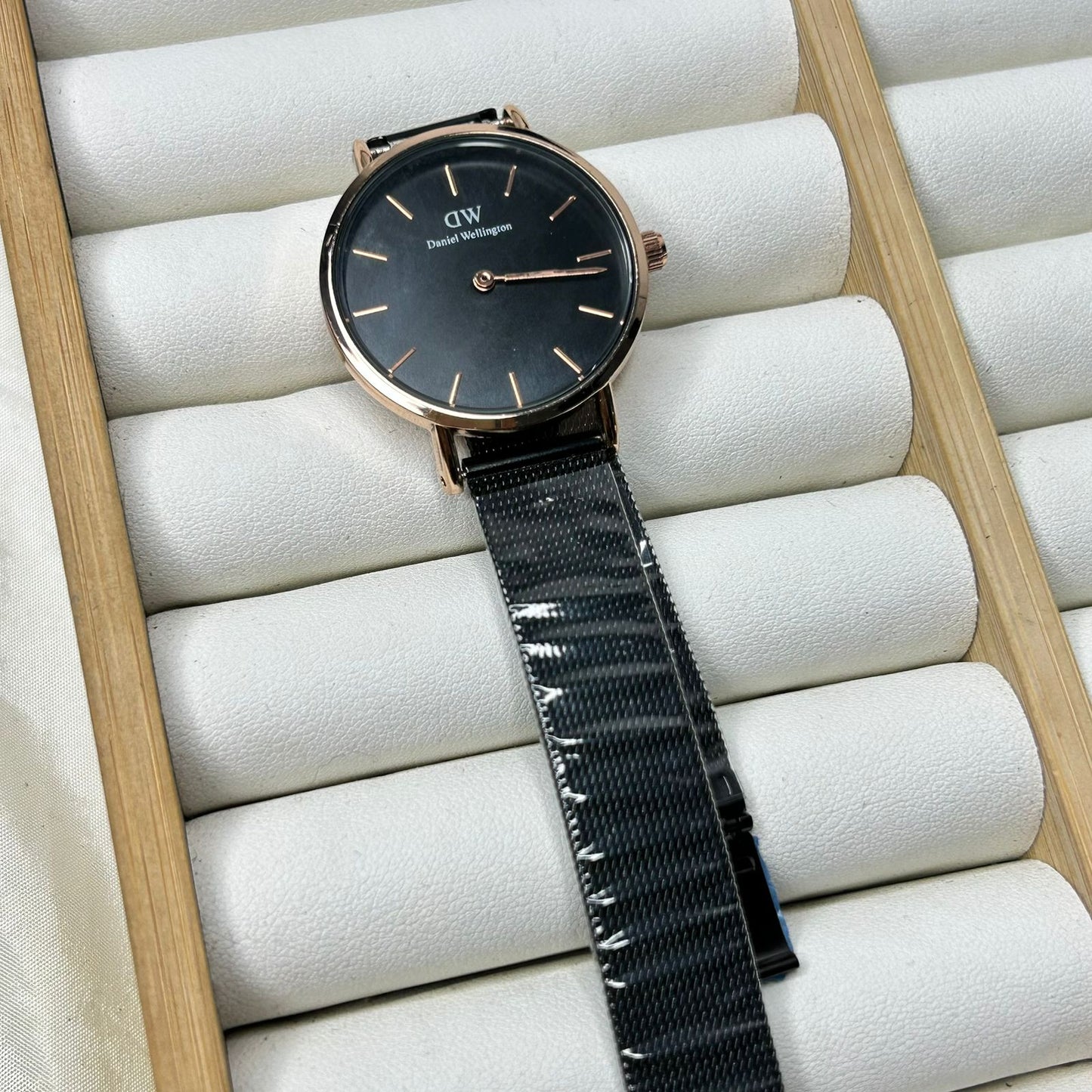 DW 28 mm Round Watch 03