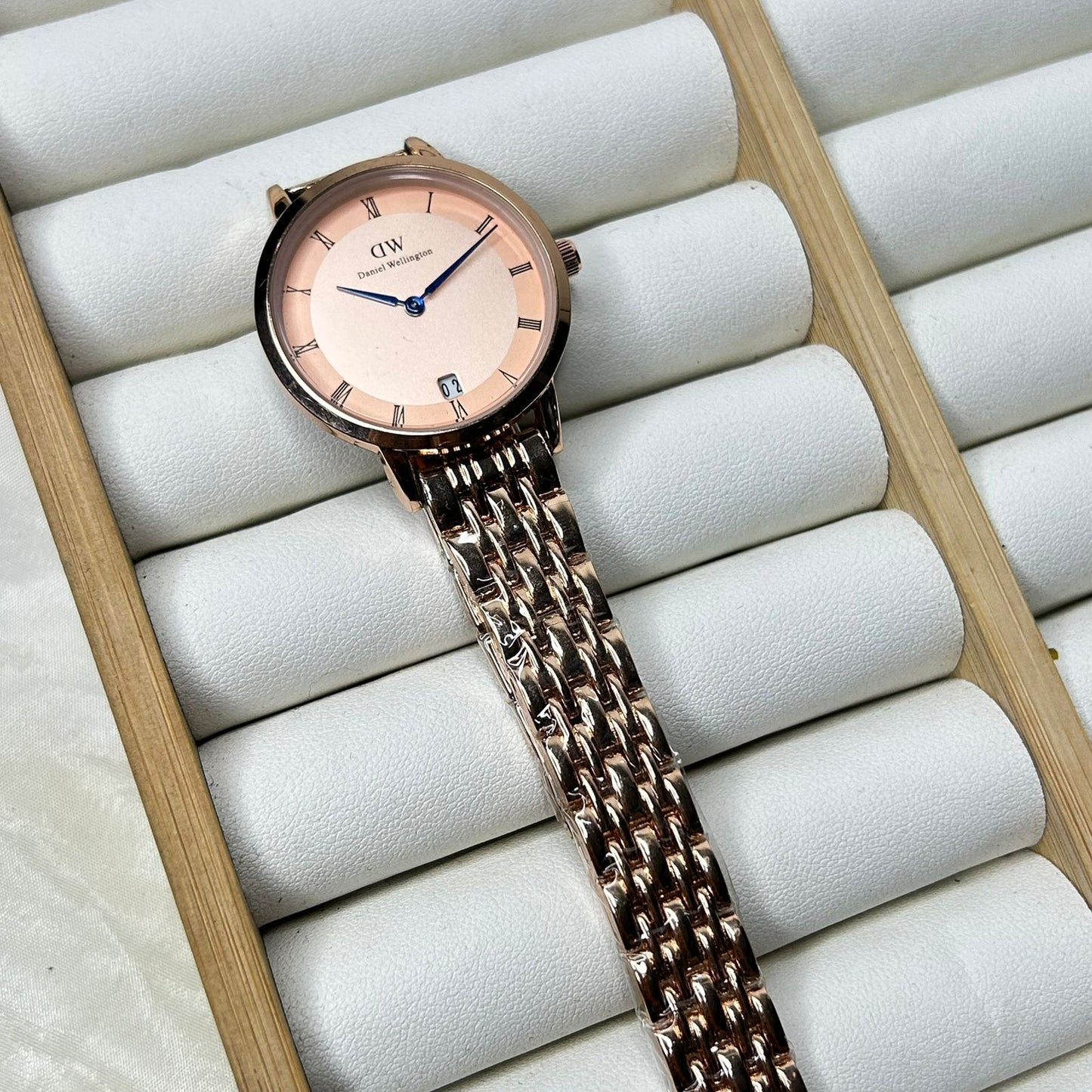 DW 28 mm Round Chain Watch 010