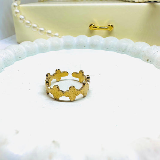 Clover 18K Band Ring