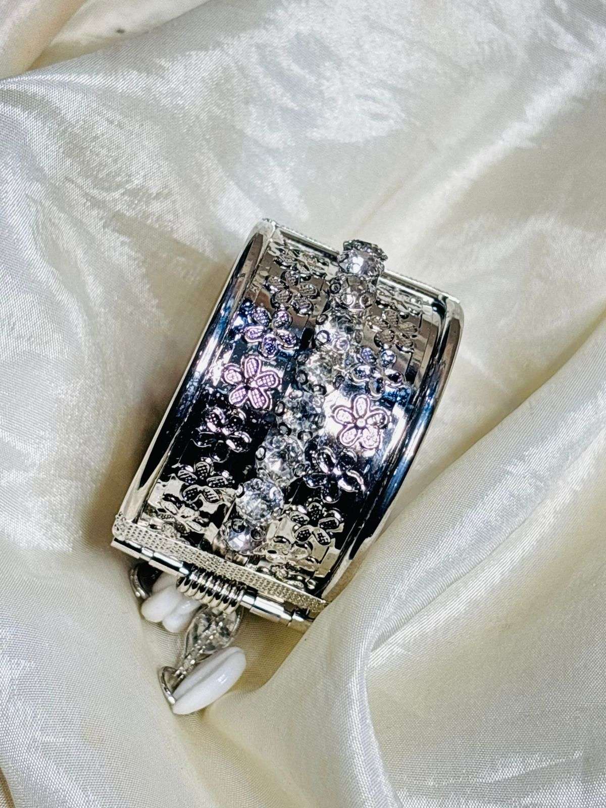 Dual Side Rhinestone Cowry Drops Openable Bracelet