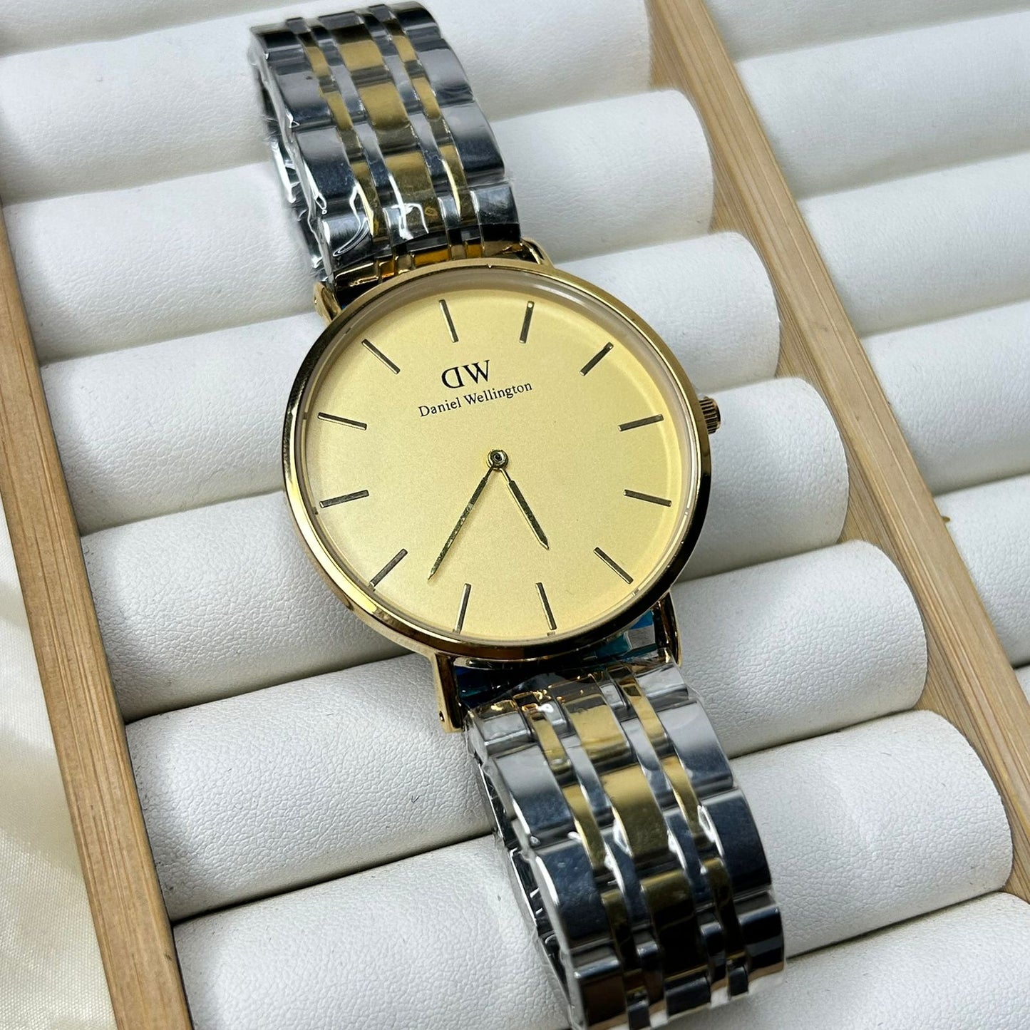 DW 32 mm Round Chain Watch 02