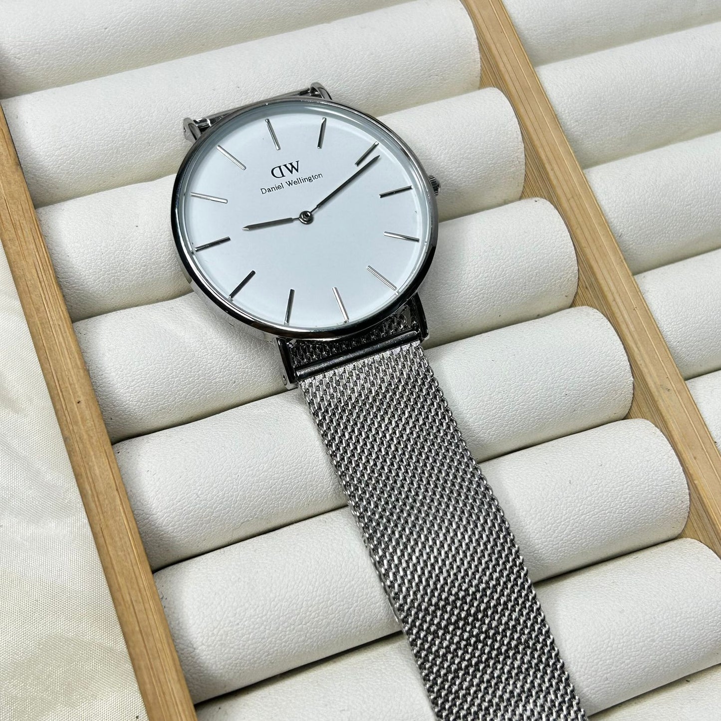 DW 32 mm Round Watch 04