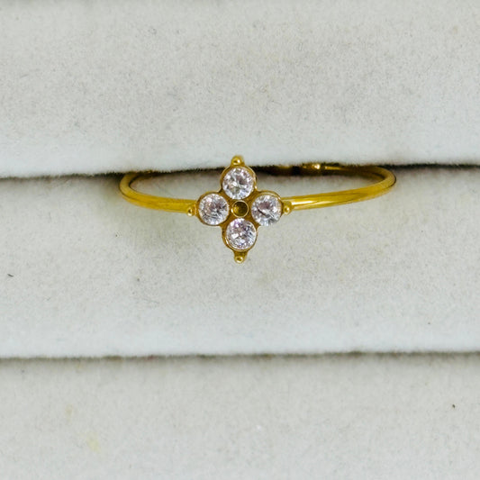 White Clovia Ring •