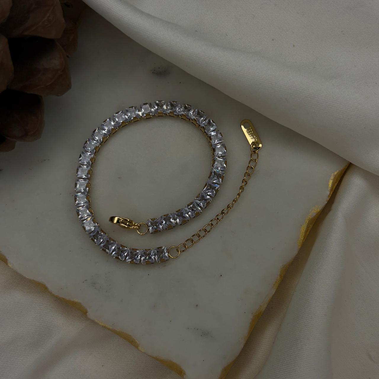 Velora Luxe Gold Chain Bracelet