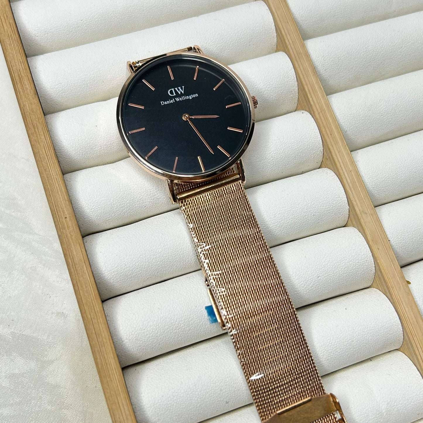 DW 32 mm Round Watch 05