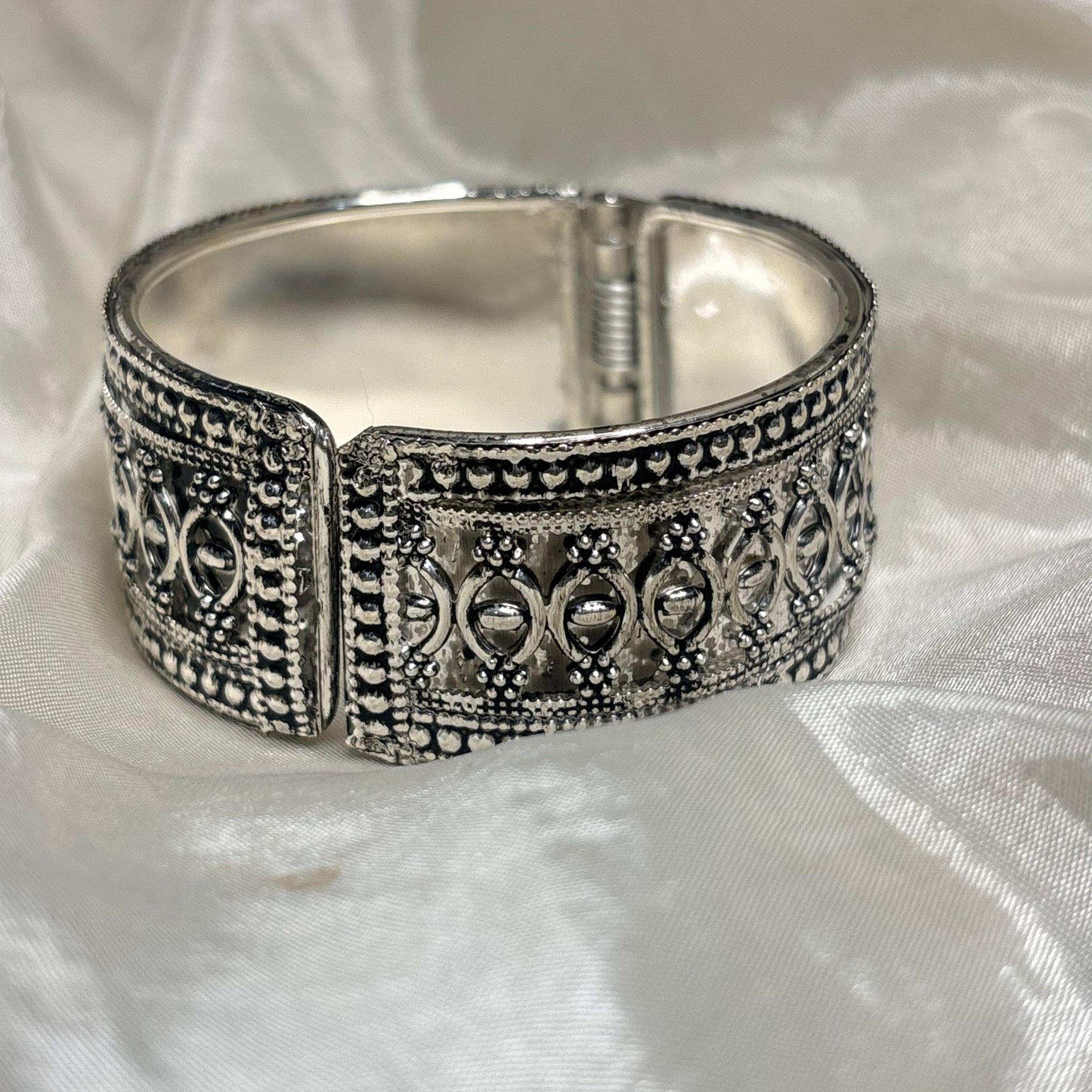 Noka Openable Ethnic Bracelet (Kids Size - 2.2.-2.4)