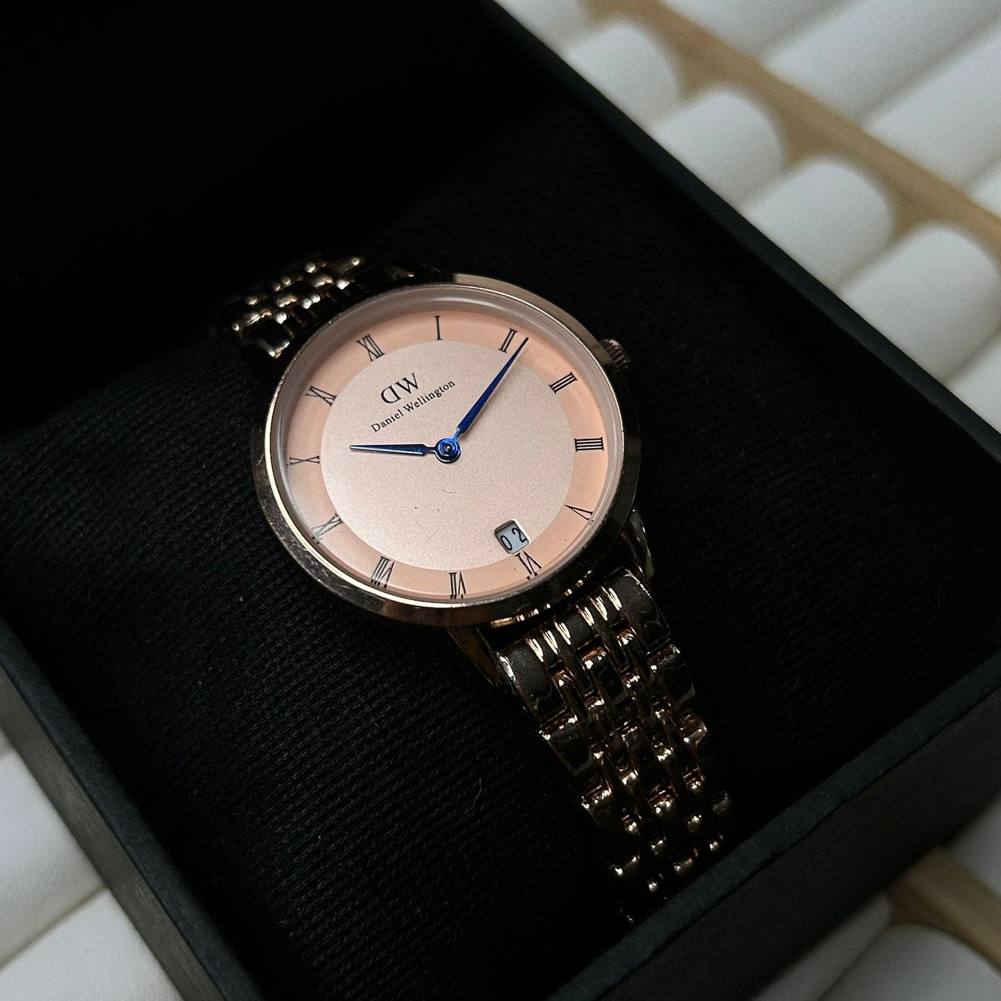 DW 28 mm Round Chain Watch 010