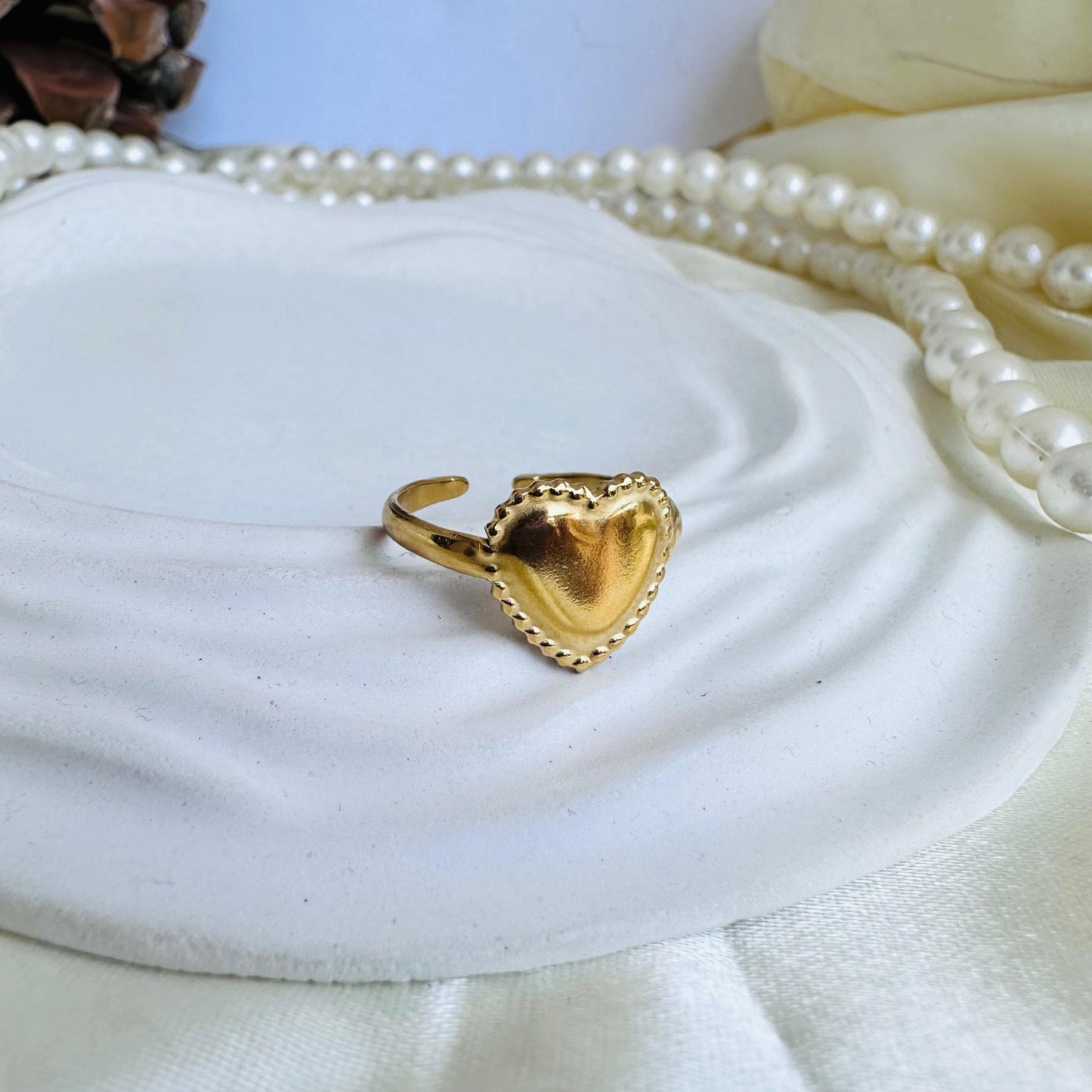 Frill 18K Heart Ring •