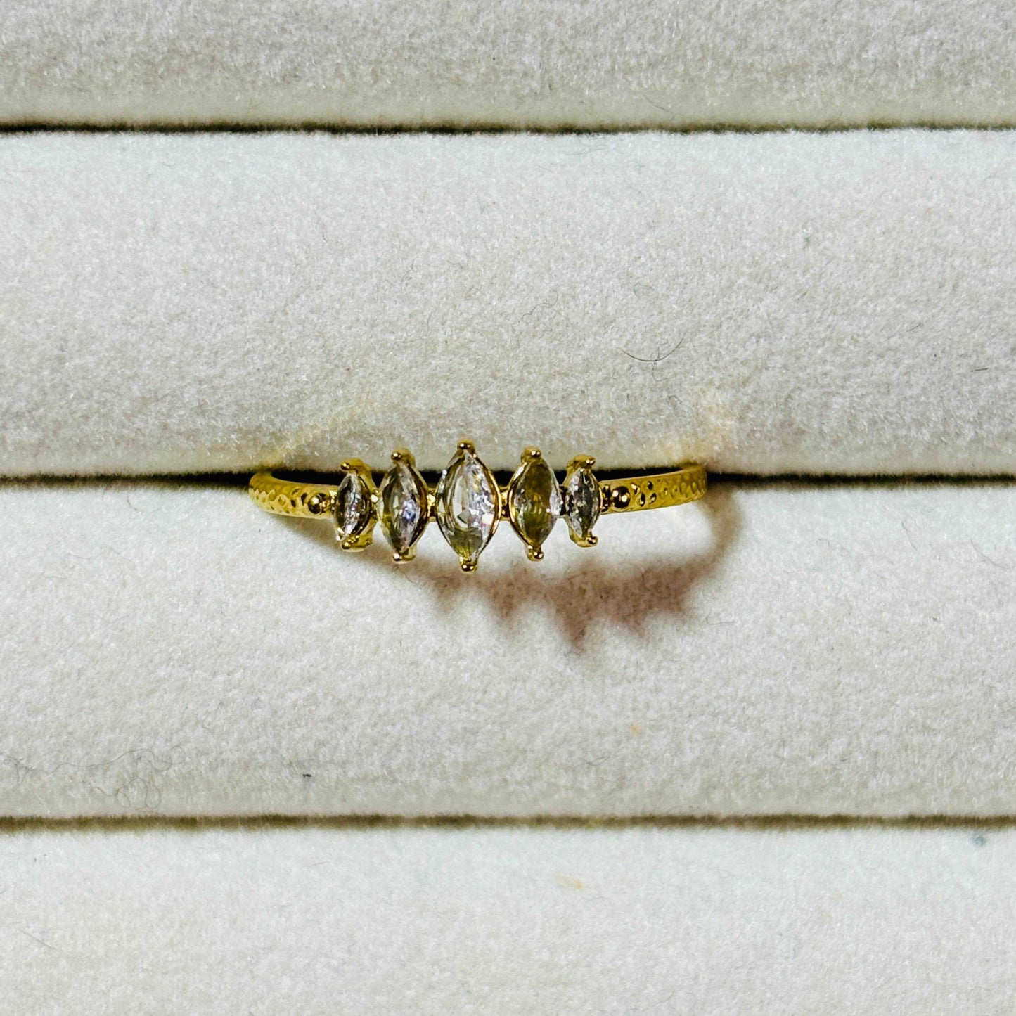 Amanda Ring •