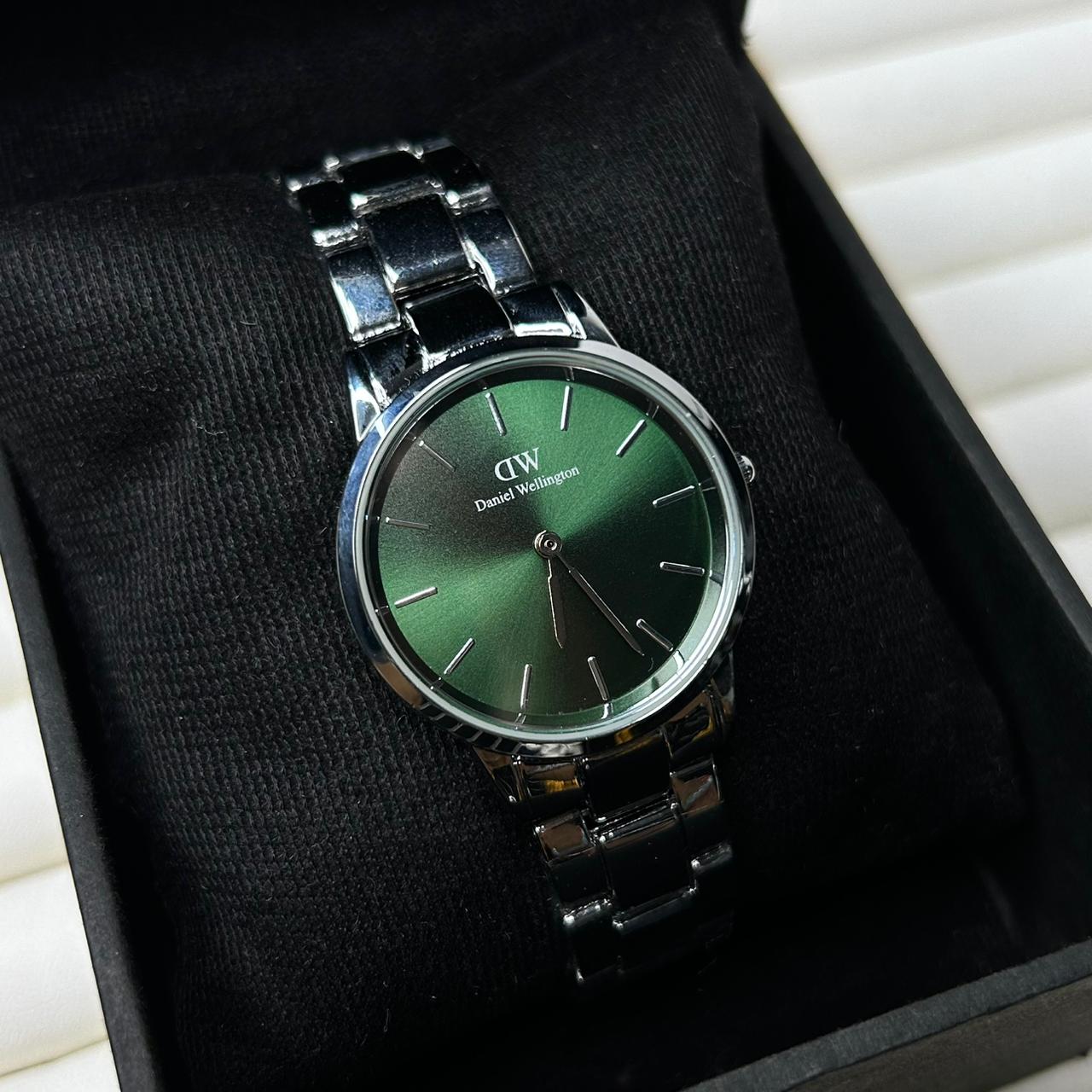 DW 28 mm Round Chain Watch 02