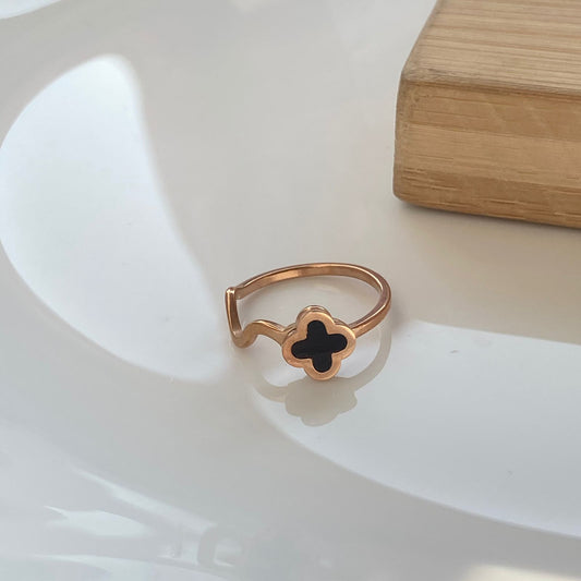 Clover Wave Classic Ring