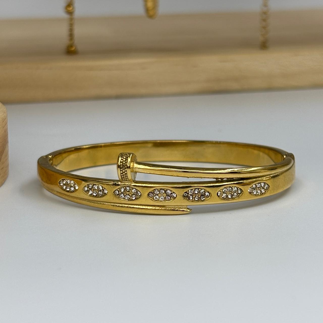 Sculpt Nail Bracelet