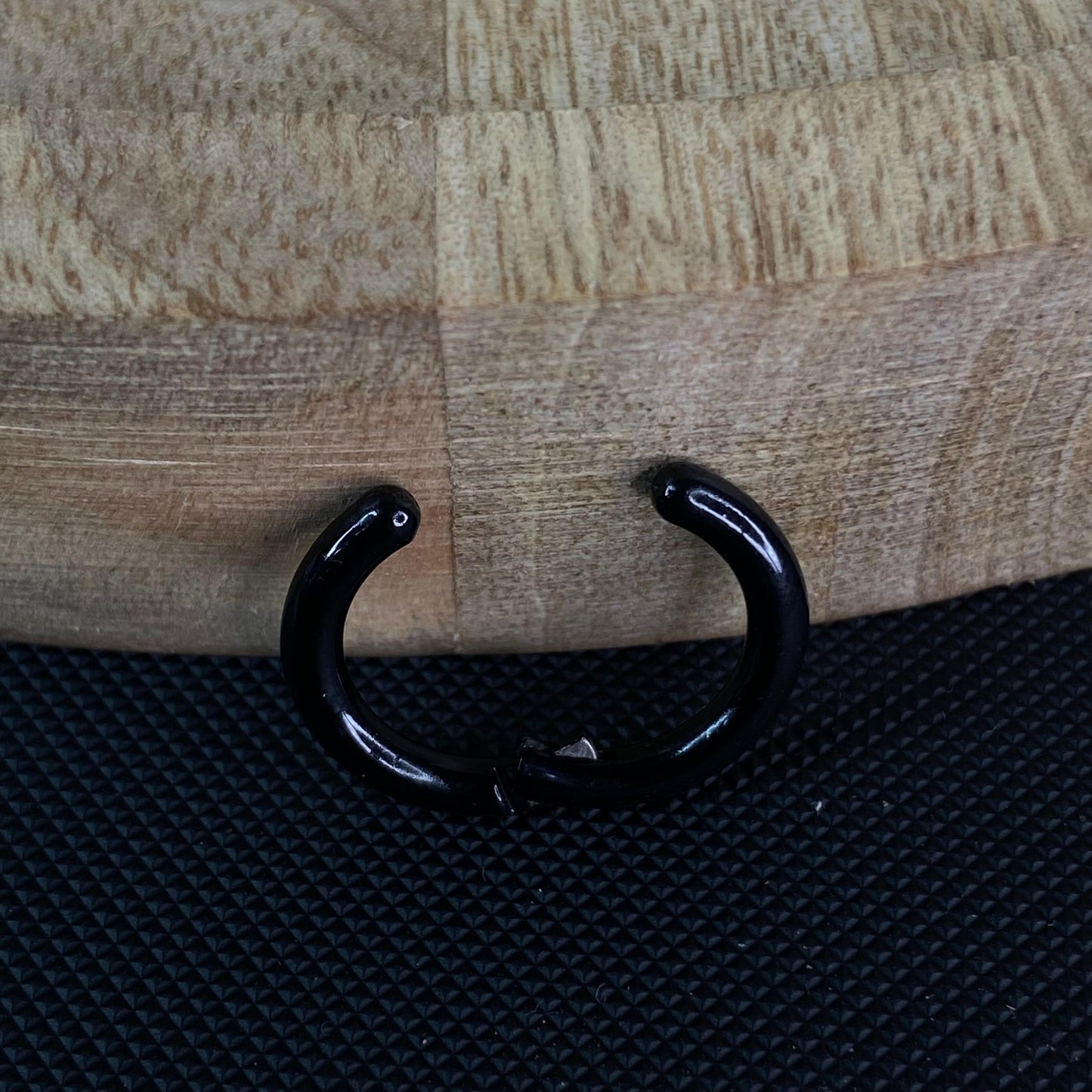 Plain Black Men's Earring (Non-piercing)
