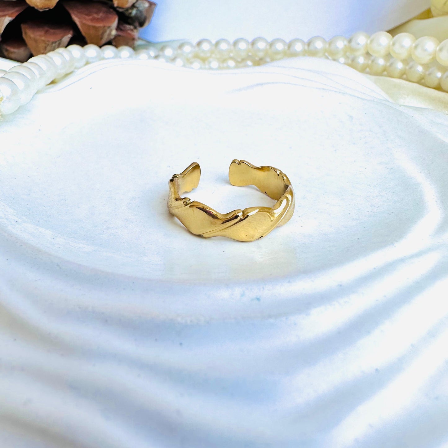 Glitz 18K Twirled Ring •