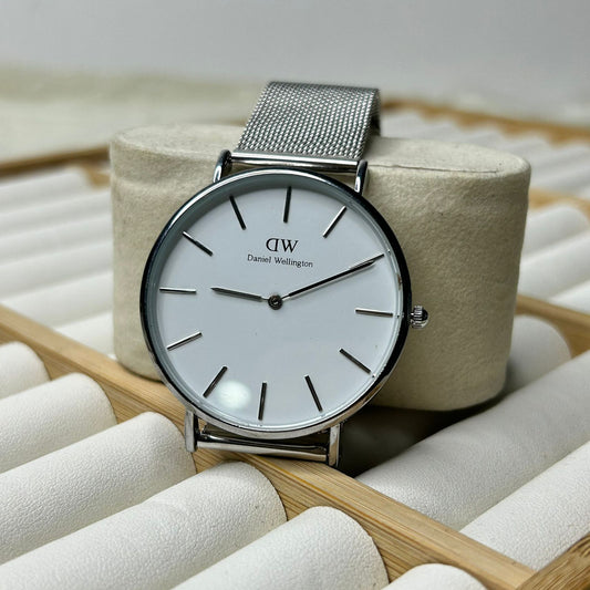 DW 32 mm Round Watch 04