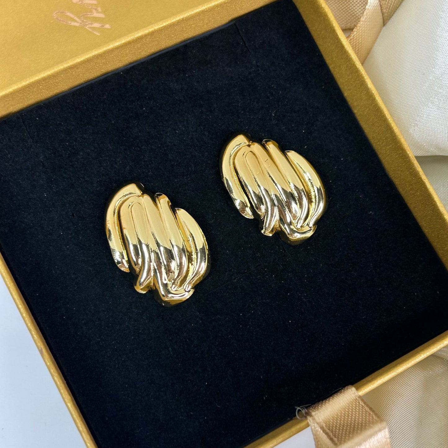 Flowing Curves Earring Stud