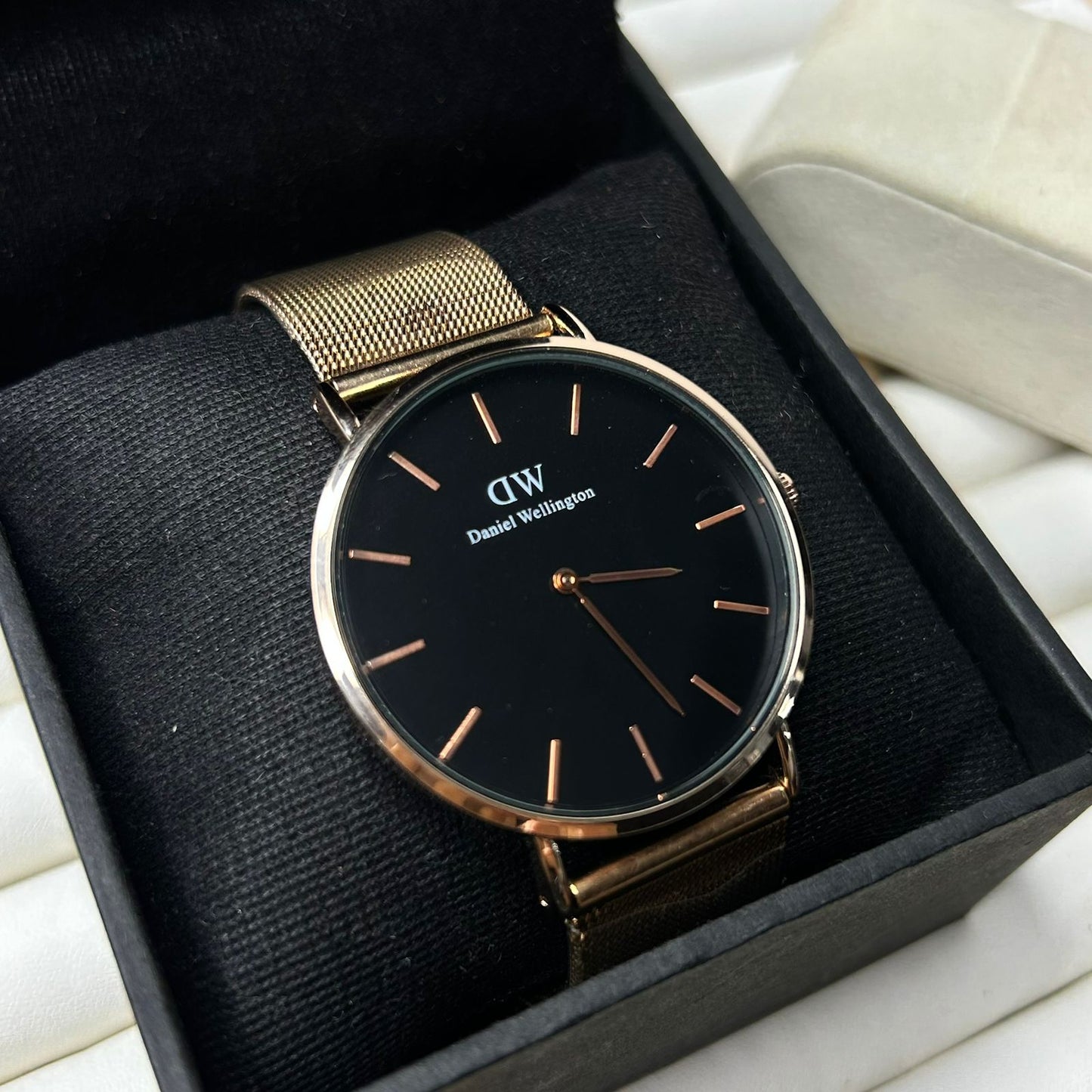 DW 32 mm Round Watch 05