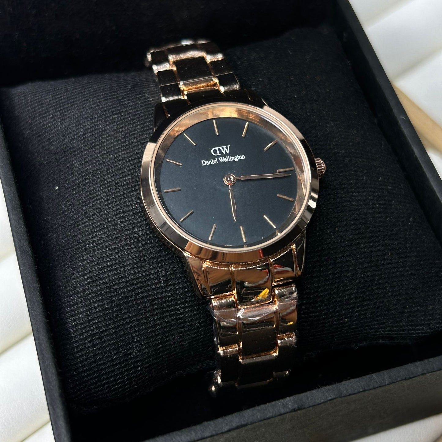 DW 28 mm Round Chain Watch 08