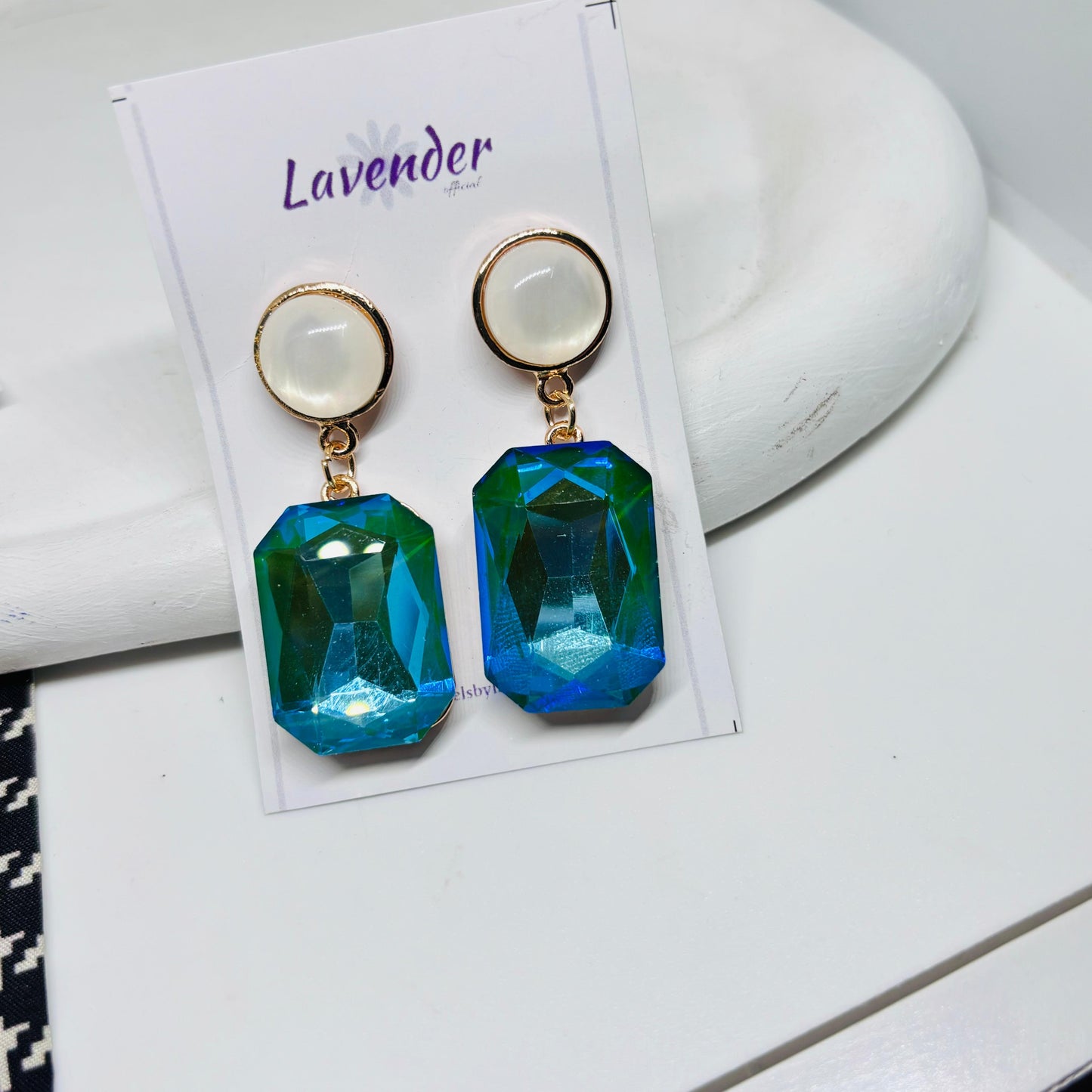Holographic Danglers