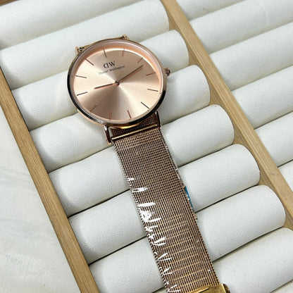 DW 32 mm Round Watch 02