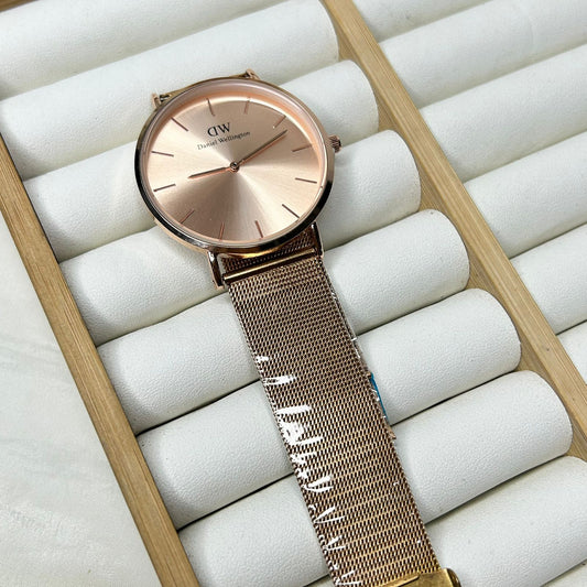 DW 32 mm Round Watch 02