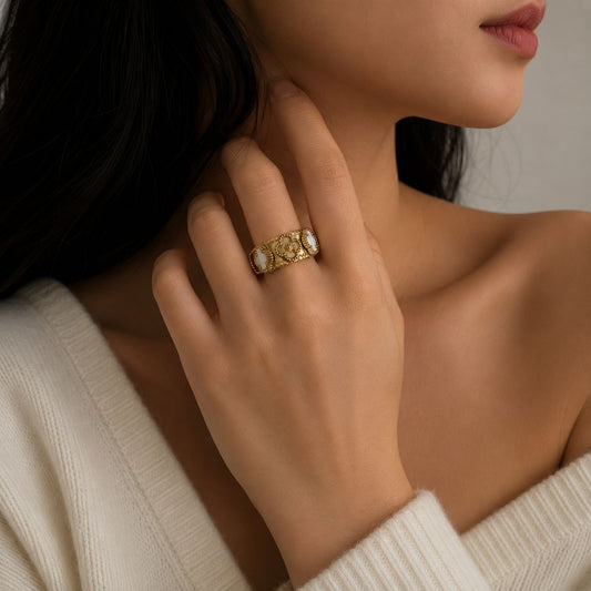 Luxe Clover 18K Band Ring ( White )
