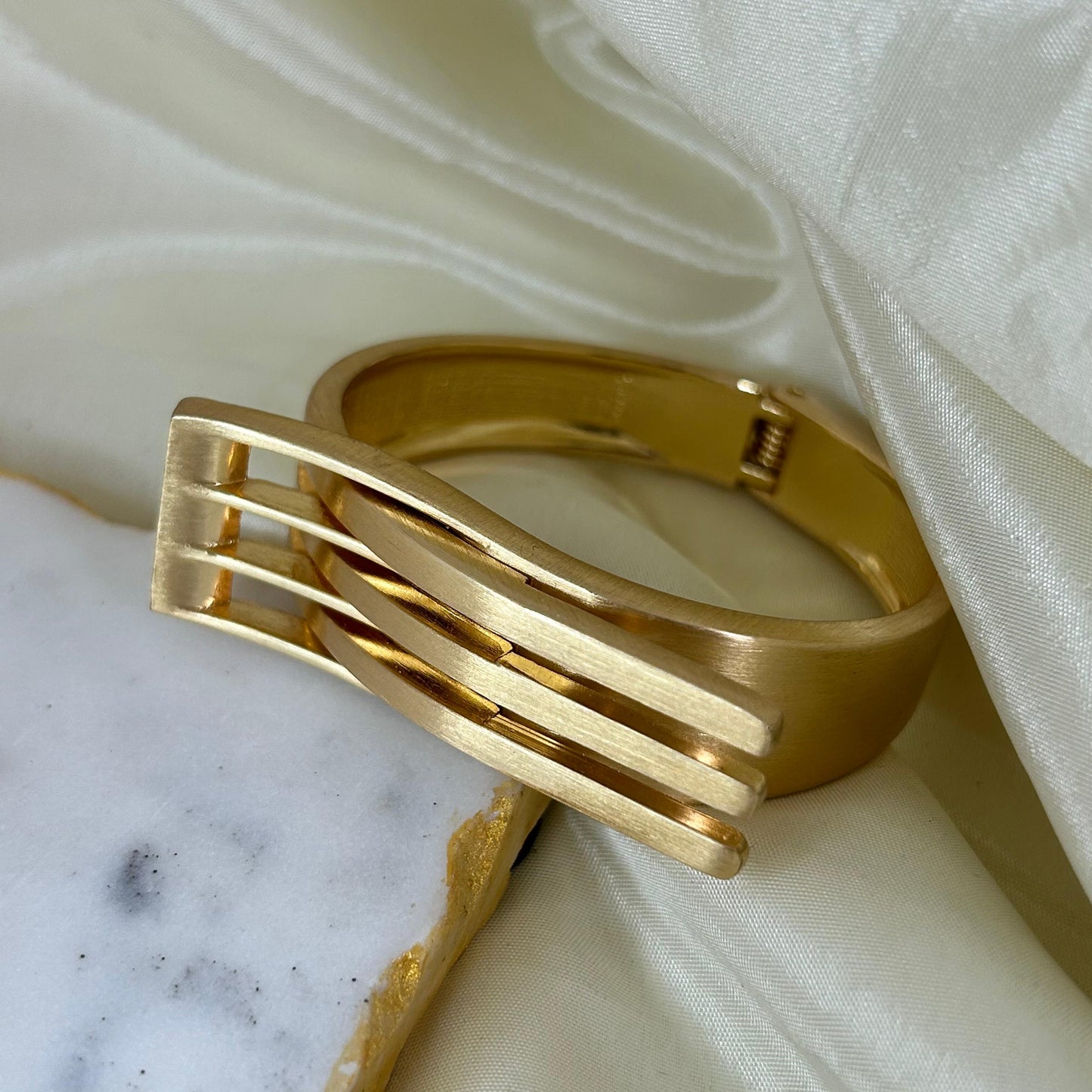 Glora Belt Matte Bracelet