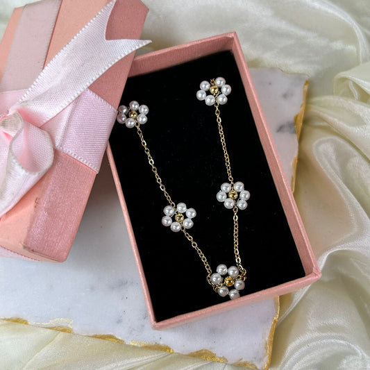 Daisy pearl necklace
