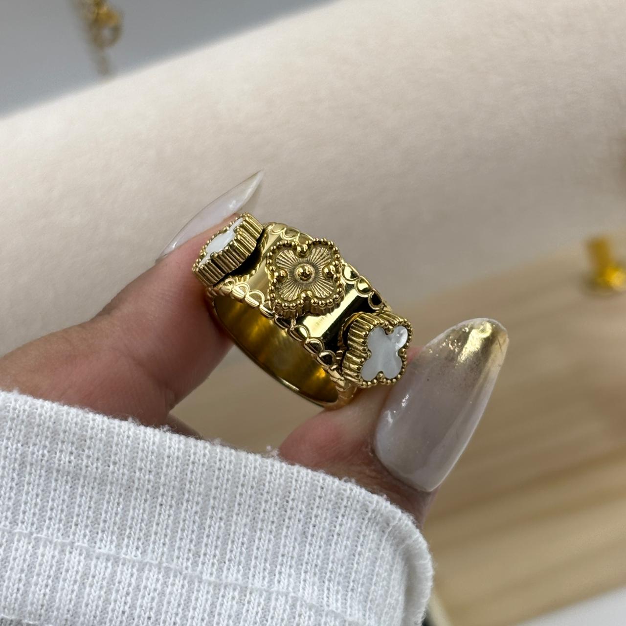 Luxe Clover 18K Band Ring ( White )