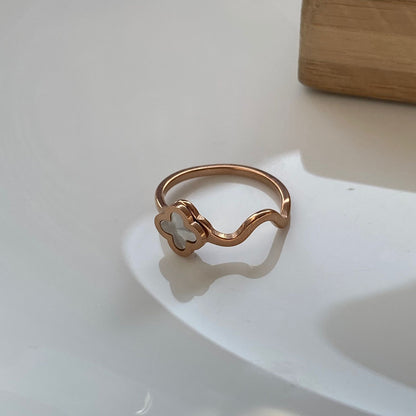 Clover White Wave Classic Ring