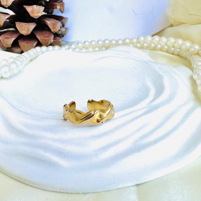 Glitz 18K Twirled Ring •