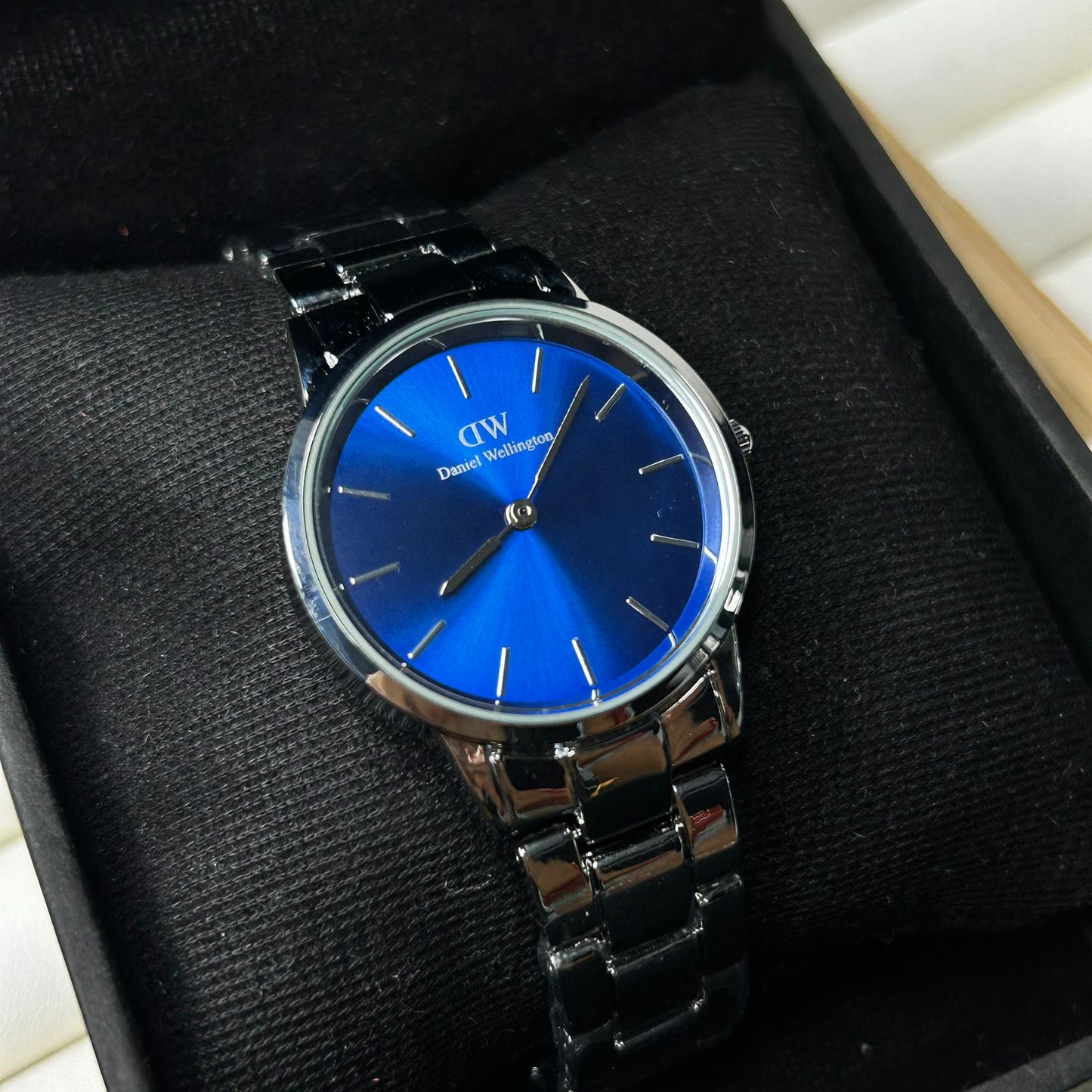 DW 28 mm Round Chain Watch 011