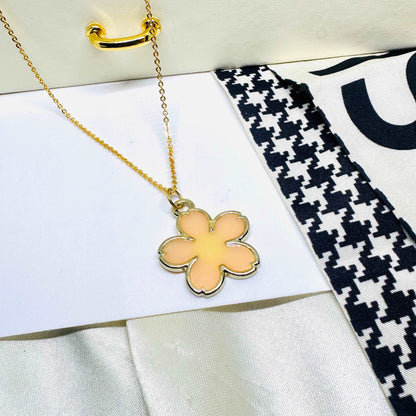 Beige Daisy Necklace