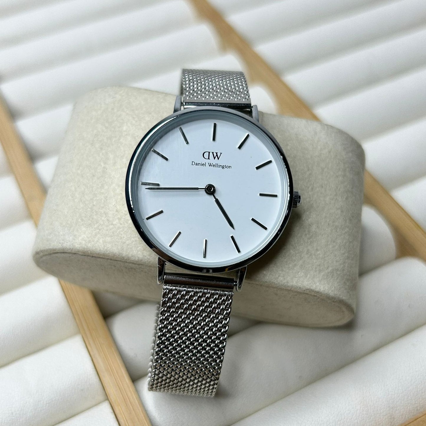 DW 28 mm Round Watch 02