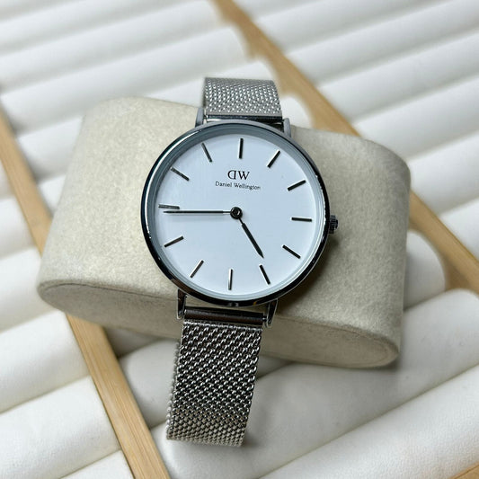 DW 28 mm Round Watch 02