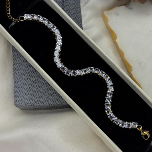 Velora Luxe Gold Chain Bracelet