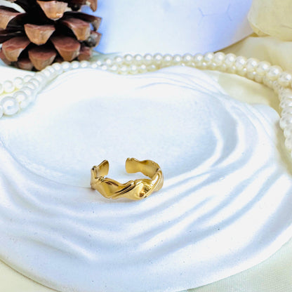 Glitz 18K Twirled Ring •