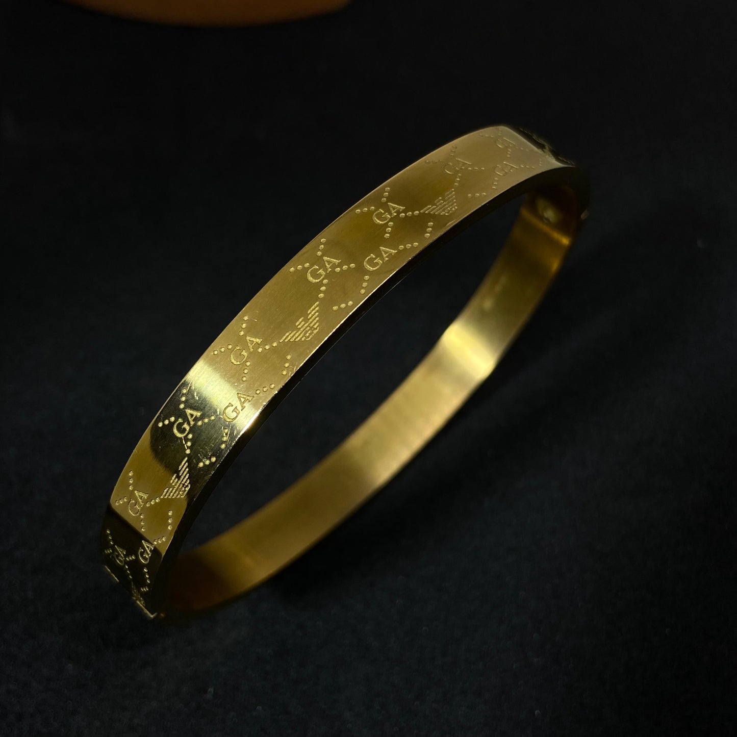 GA-ARMNi 18K Cuff Bracelet