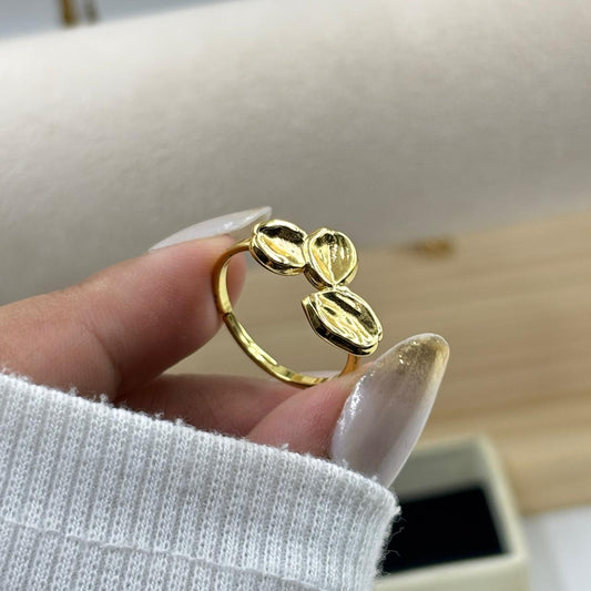 Petal Gleam Ring