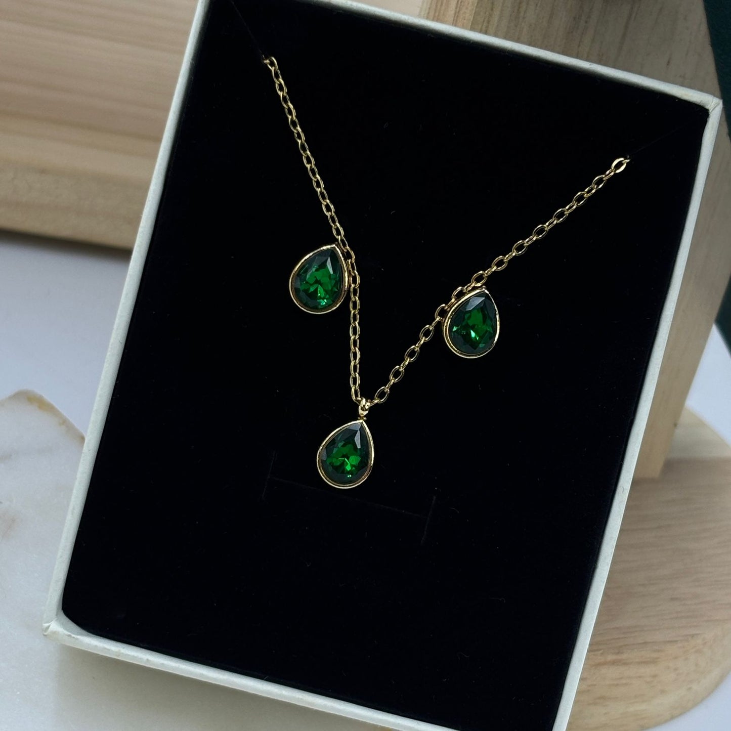 Drop Solitaire Jewellery Set ( Emerald )