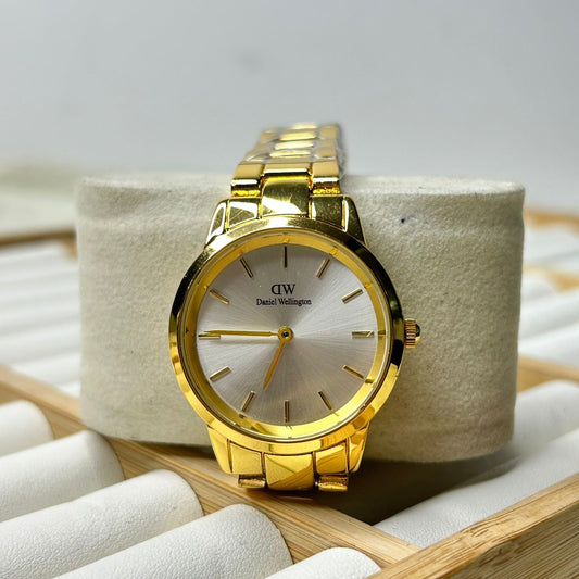 DW 28 mm Round Chain Watch 07