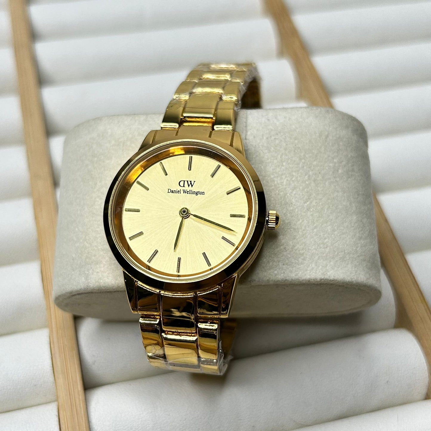 DW 28 mm Round Chain Watch 01